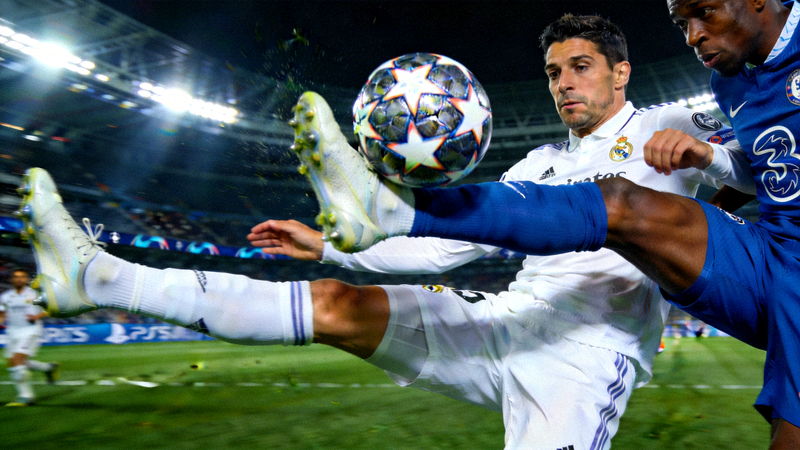 欧冠半决赛精彩瞬间 - 球员激烈拼抢足球特写镜头